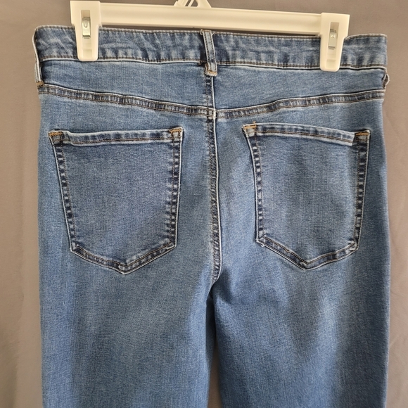 Garage Denim Women's High Rise Flare Jeans Light Blue Wash, Size 11 - Picture 5 of 7